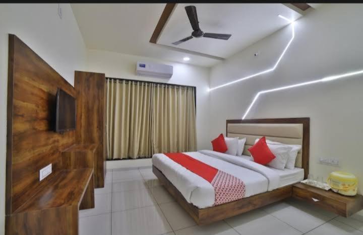 Hotel Kailash Virpur Bagian luar foto