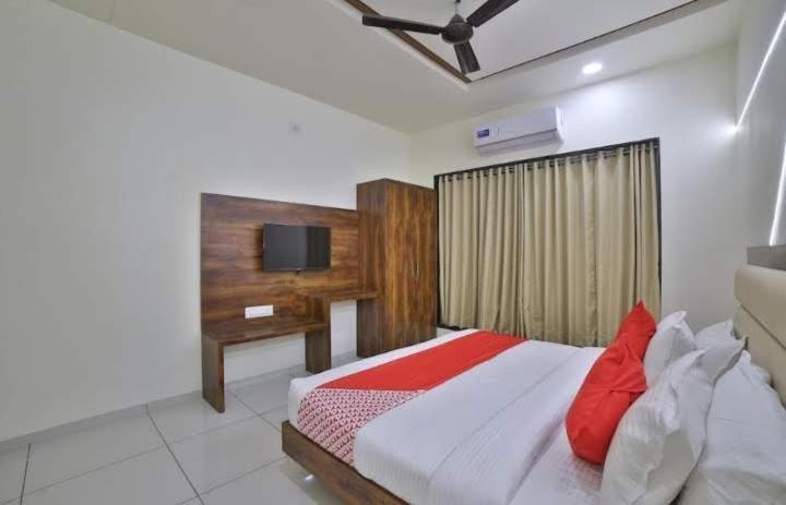 Hotel Kailash Virpur Bagian luar foto